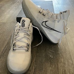 Kyrie Flytrap IV - never been worn